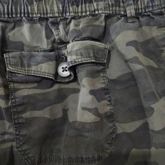 Social Standard by Sanctuary Army Green Camo Utility Shorts in Size XXL - Picture 7 of 9
